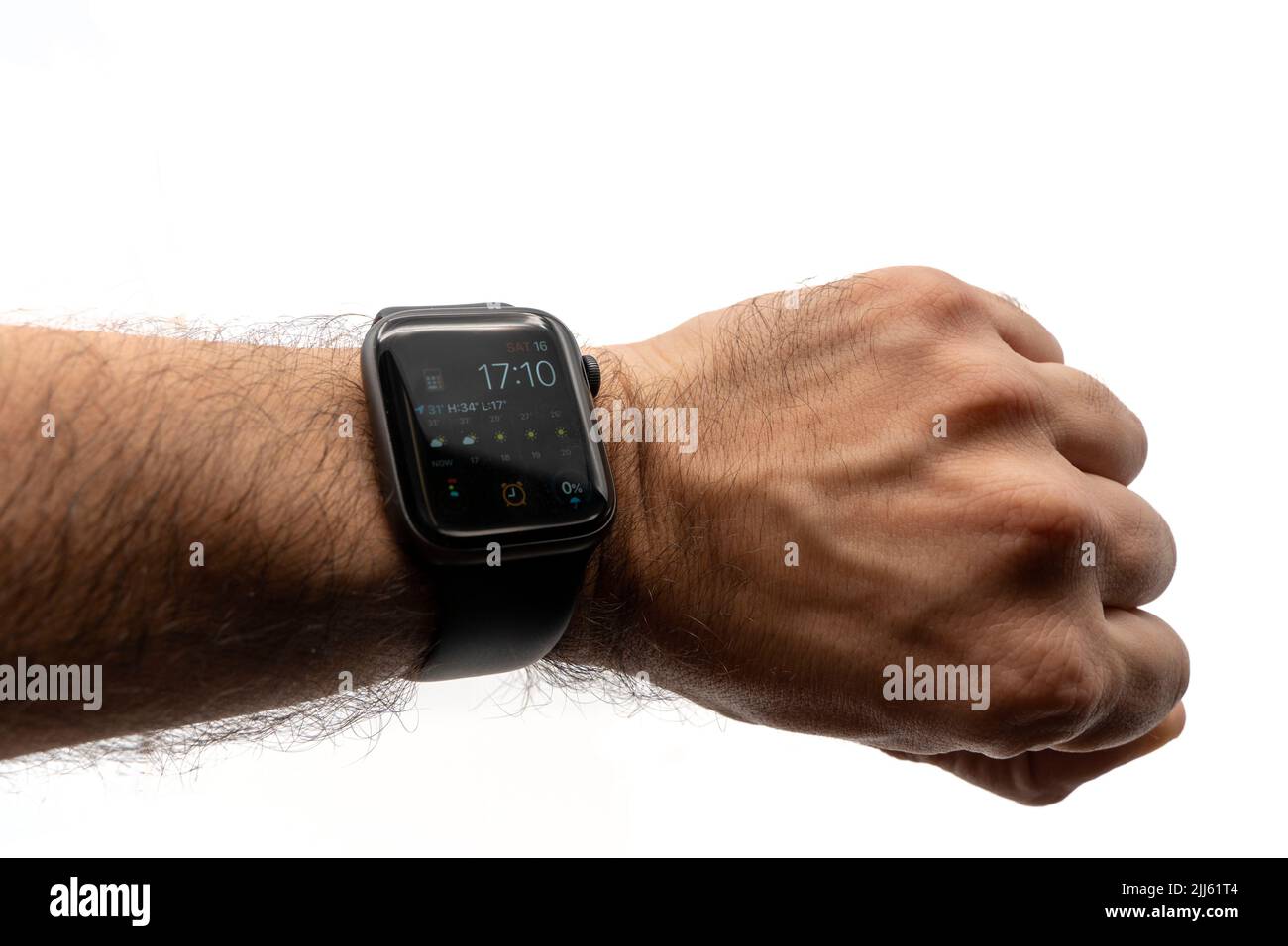 Montre Apple Watch sur le poignet d'un homme isolé sur fond blanc Banque D'Images