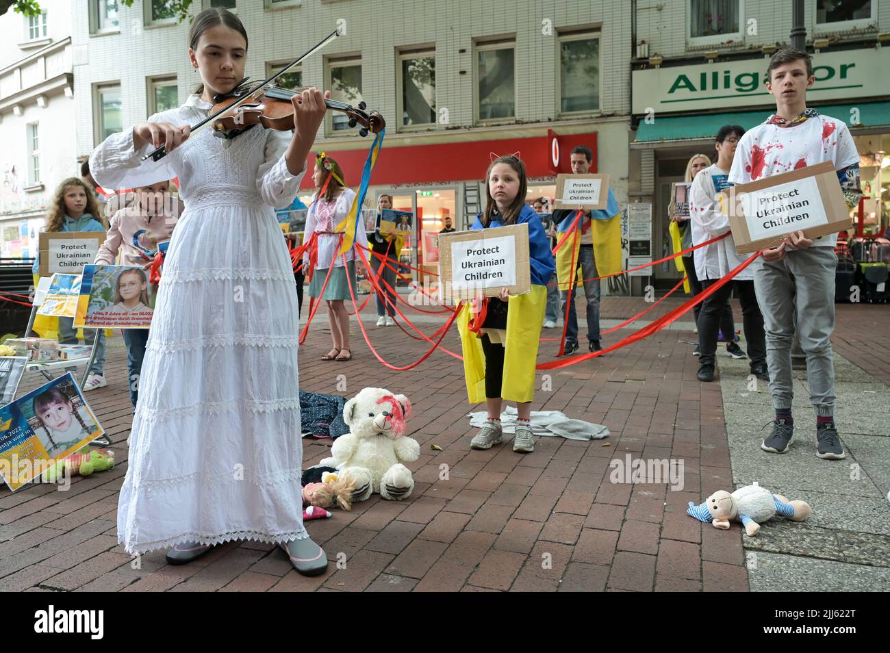 ALLEMAGNE, Hambourg, action contre la guerre de Putins en Ukraine et pour les enfants ukrainiens souffrant dans la guerre / DEUTSCHLAND, Hambourg, Fußgängerzone Ottensen, Aktion gegen Putins Krieg in der Ukraine und für die leidenden ukrainischen Kinder im Krieg, Ukrainisches Mädchen spielt auf der Violine ein Lied für die gefallenen Soldaten in der Ukraine Banque D'Images