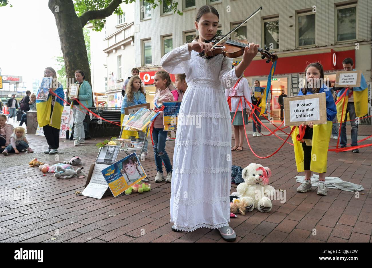 ALLEMAGNE, Hambourg, action contre la guerre de Putins en Ukraine et pour les enfants ukrainiens souffrant dans la guerre / DEUTSCHLAND, Hambourg, Fußgängerzone Ottensen, Aktion gegen Putins Krieg in der Ukraine und für die leidenden ukrainischen Kinder im Krieg, Ukrainisches Mädchen spielt auf der Violine ein Lied für die gefallenen Soldaten in der Ukraine Banque D'Images
