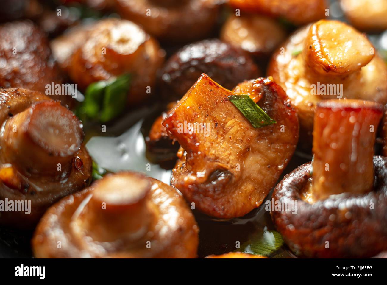 champignons rustiques poêlés. Gros plan sur les champignons frits à l'huile de tournesol Banque D'Images
