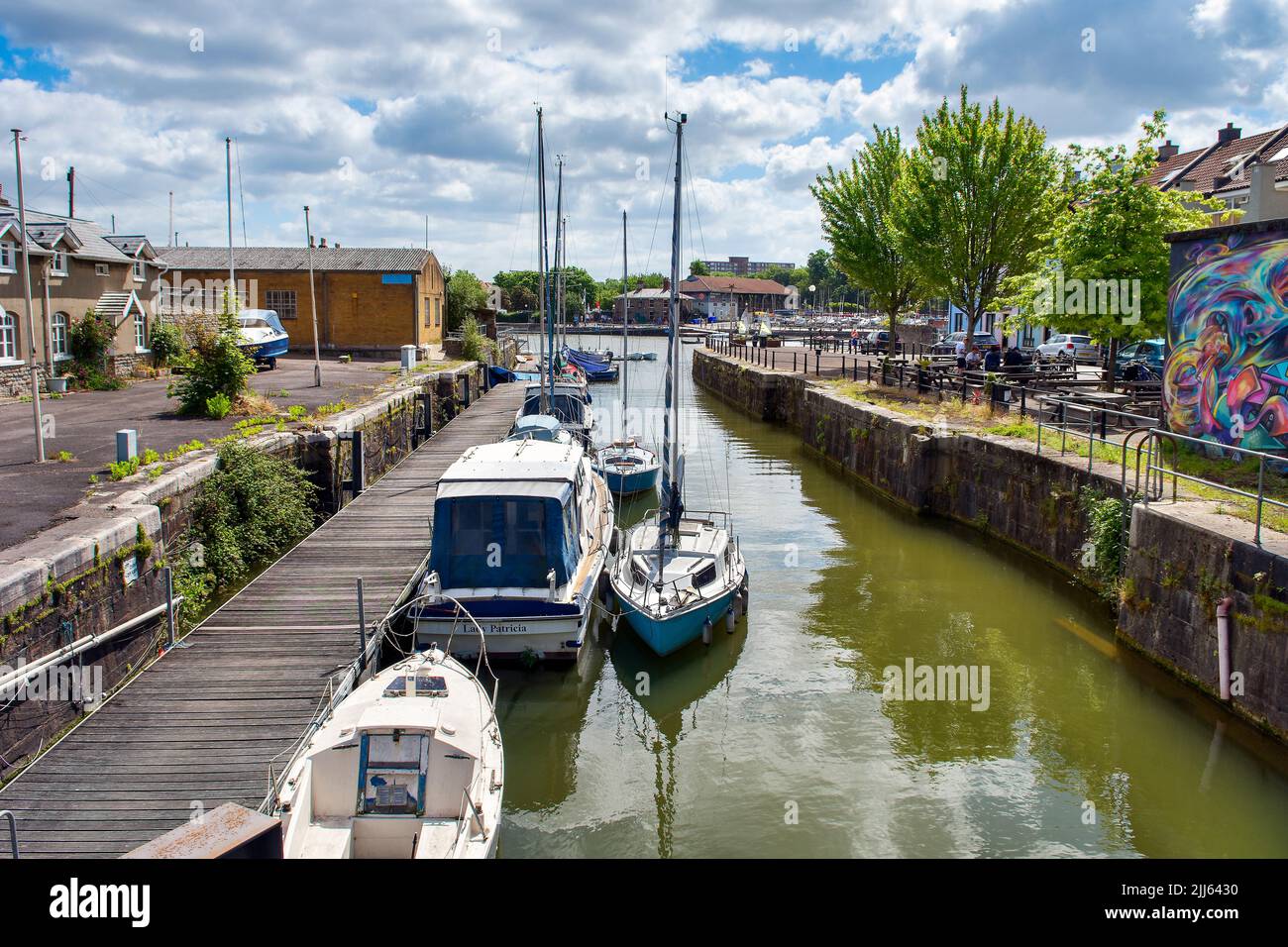 Des bateaux au port flottant de Bristol, dans le bassin de Cumberland à Bristol, au Royaume-Uni, ont pris une belle journée d'été. Banque D'Images