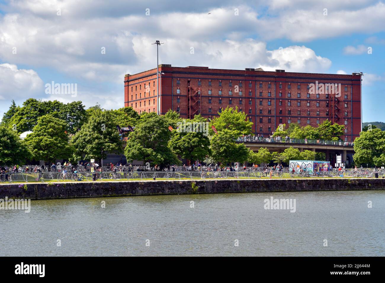 Port flottant de Bristol, bassin Cumberland, Bristol le jour du triathlon 12th juin 2022, en regardant la zone de transition pour les concurrents Banque D'Images