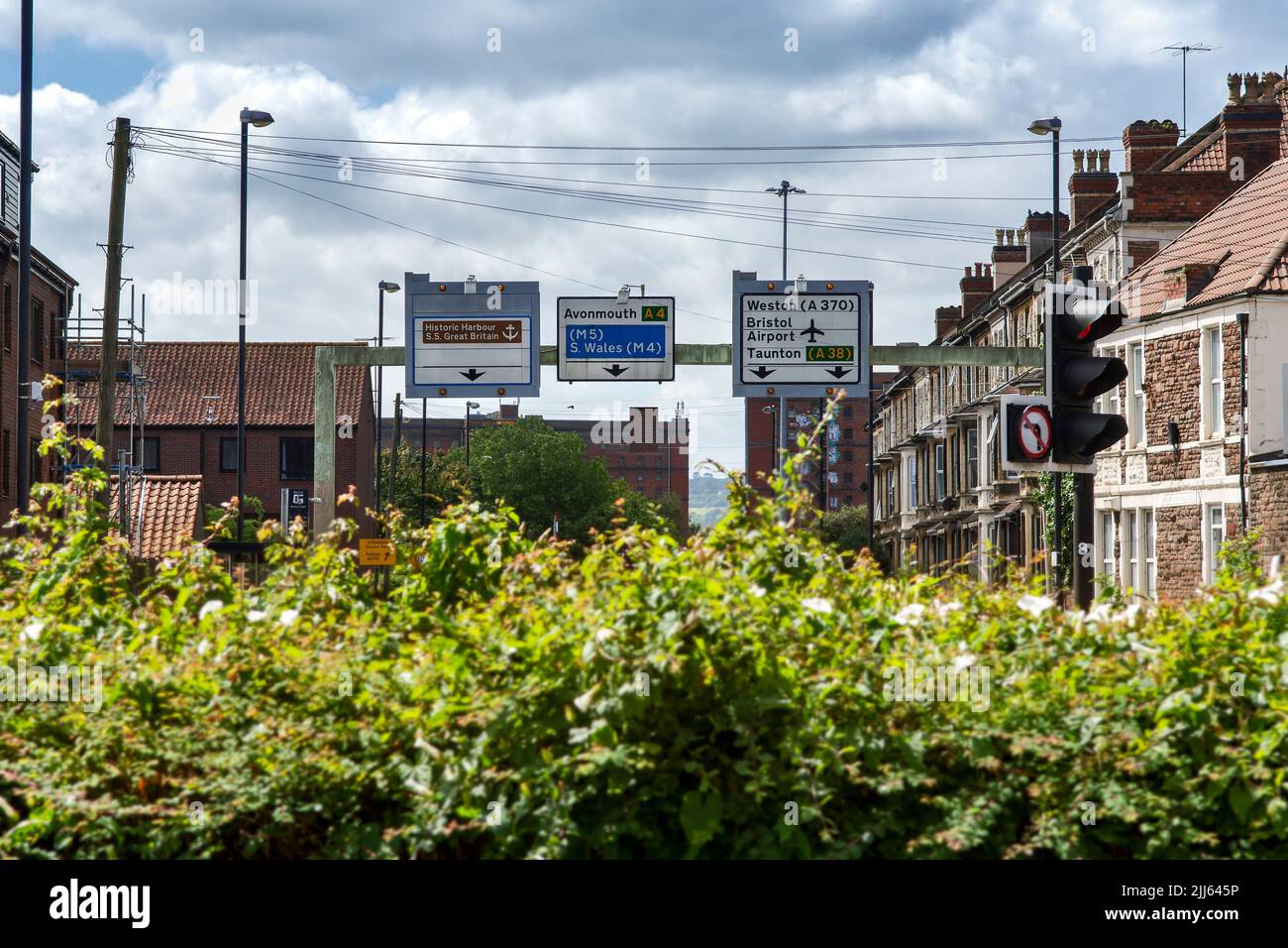 Panneaux routiers à Hotwells RD, Cumberland Basin, Bristol Banque D'Images
