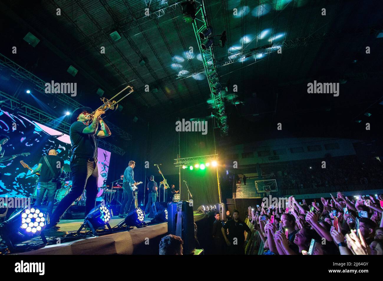 'No te va a gustar', un groupe de rock uruguayen se produit pour leur public. Banque D'Images