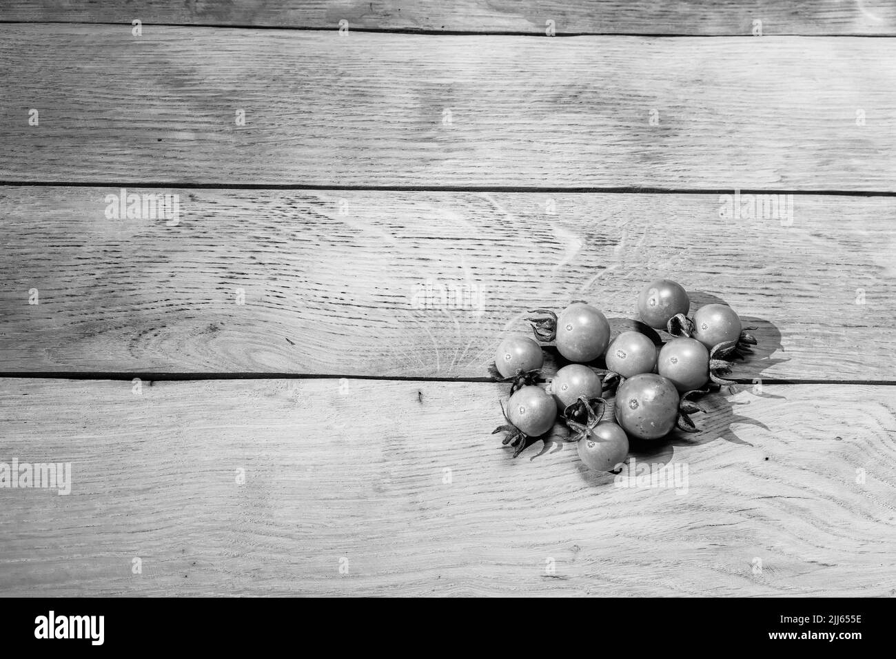 Tomates cerises sur une table en bois Banque D'Images