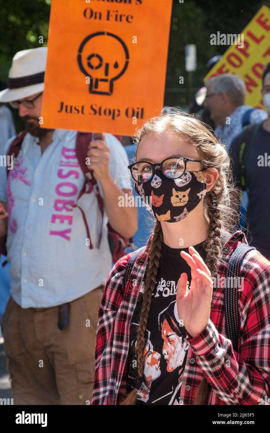 Londres, Royaume-Uni. 23 juillet 2022. Les gens marchent depuis la place Gordon, l'un des différents points de Londres à partir desquels ils ont marché pour converger vers la place du Parlement pour une assemblée de masse demandant une action urgente sur la crise climatique. Ils disent que les élites mondiales sont en faillite et que seul le pouvoir des gens peut éviter la catastrophe à la fois dans ce pays et dans les pays du Sud, exigeant un changement complet de priorités sans nouveau pétrole, taxant les grands pollueurs et les milliardaires, l'isolation des maisons pour mettre fin à la pauvreté énergétique, les emplois verts et les transports publics bon marché. Peter Marshall/Alay Live News Banque D'Images