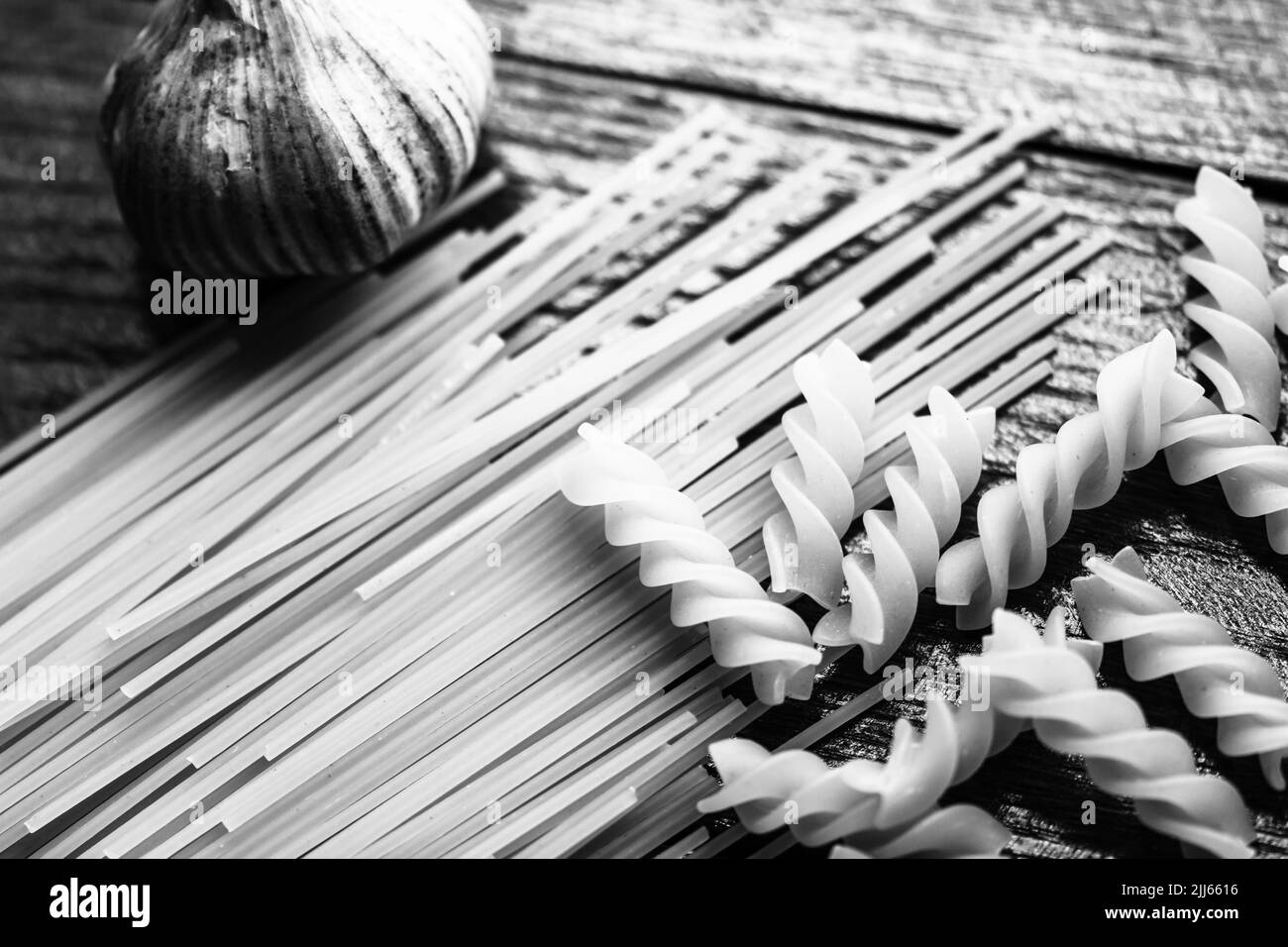 Pâtes spaghetti et ail sur table en bois Banque D'Images