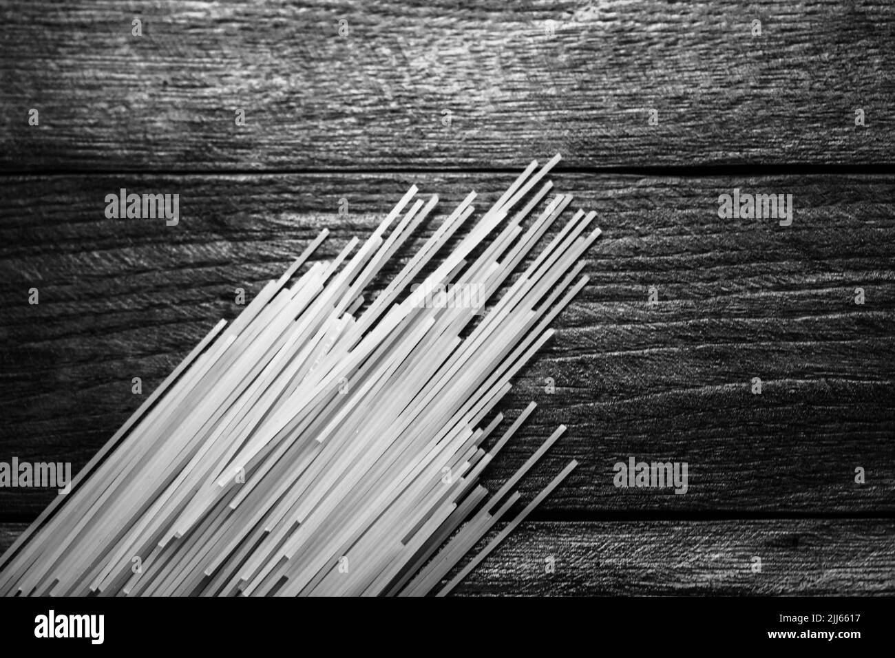 Pâtes spaghetti et ail sur table en bois Banque D'Images