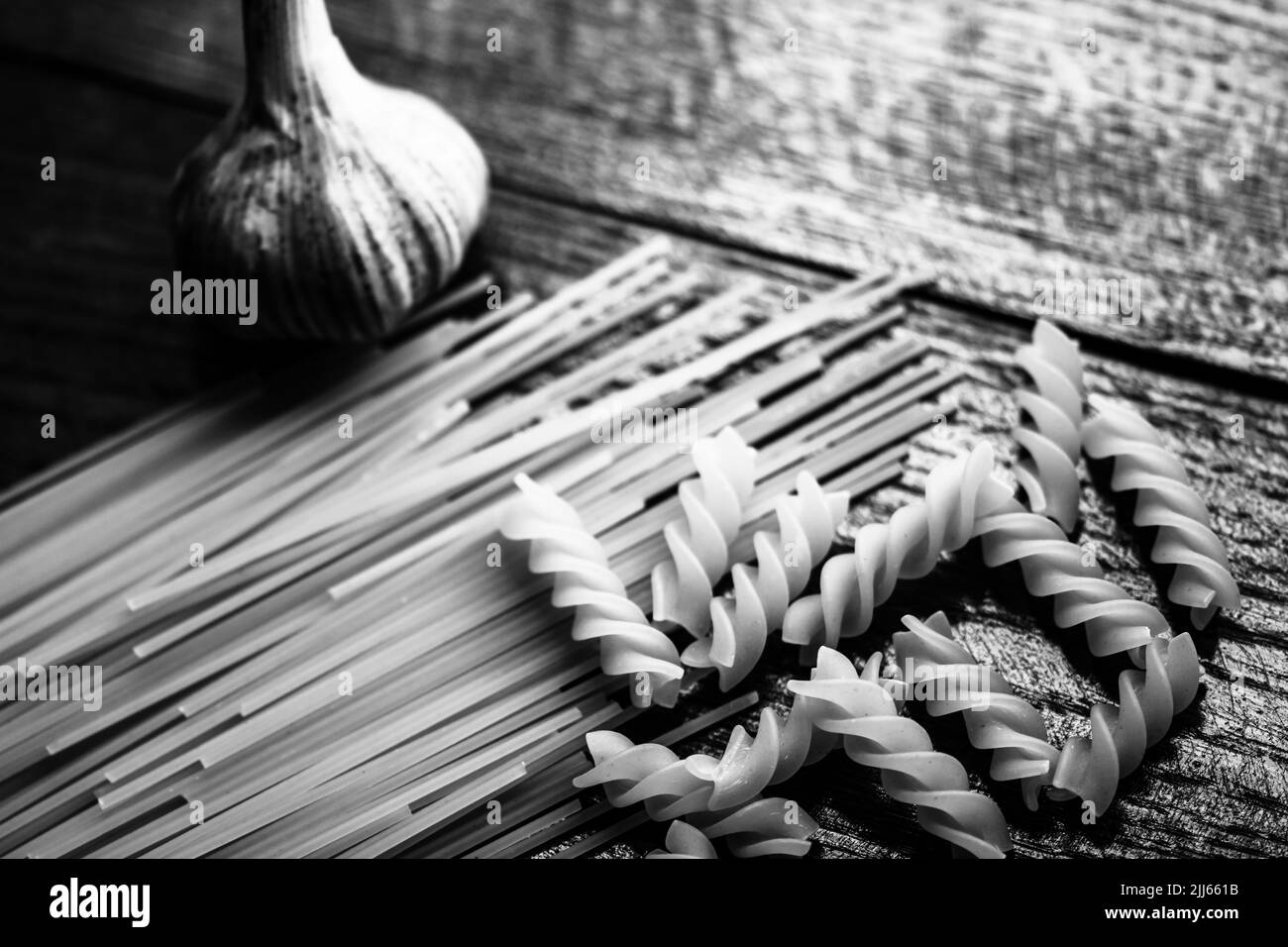 Pâtes spaghetti et ail sur table en bois Banque D'Images
