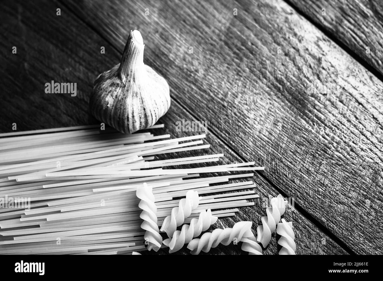 Pâtes spaghetti et ail sur table en bois Banque D'Images