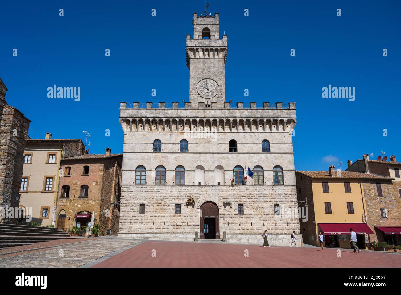 Palazzo Comunale (hôtel de ville) avec sa tour du 15th siècle sur la Piazza Grande, la place principale dans la ville de Montepulciano, en Toscane, Italie Banque D'Images
