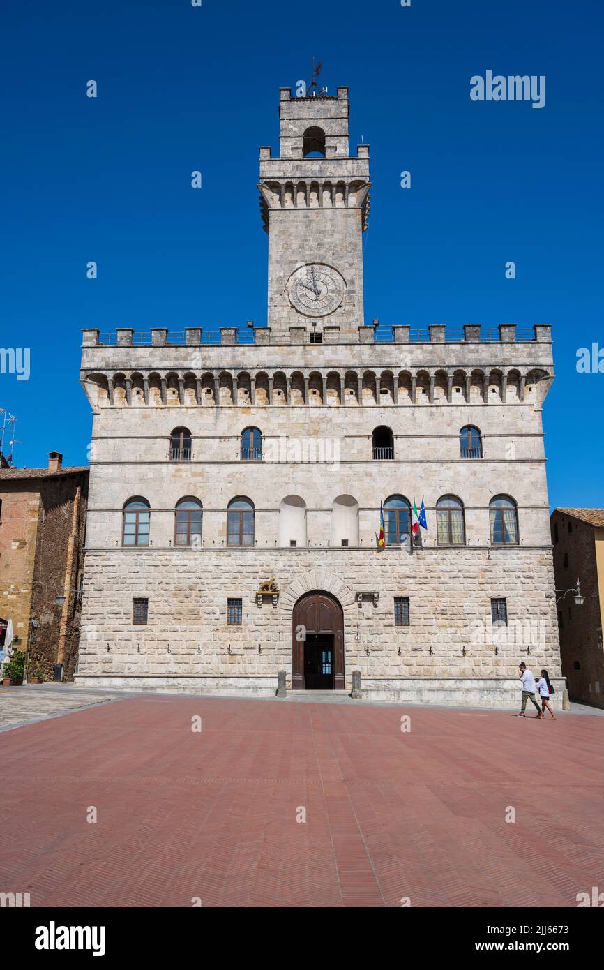 Palazzo Comunale (hôtel de ville) avec sa tour du 15th siècle sur la Piazza Grande, la place principale dans la ville de Montepulciano, en Toscane, Italie Banque D'Images