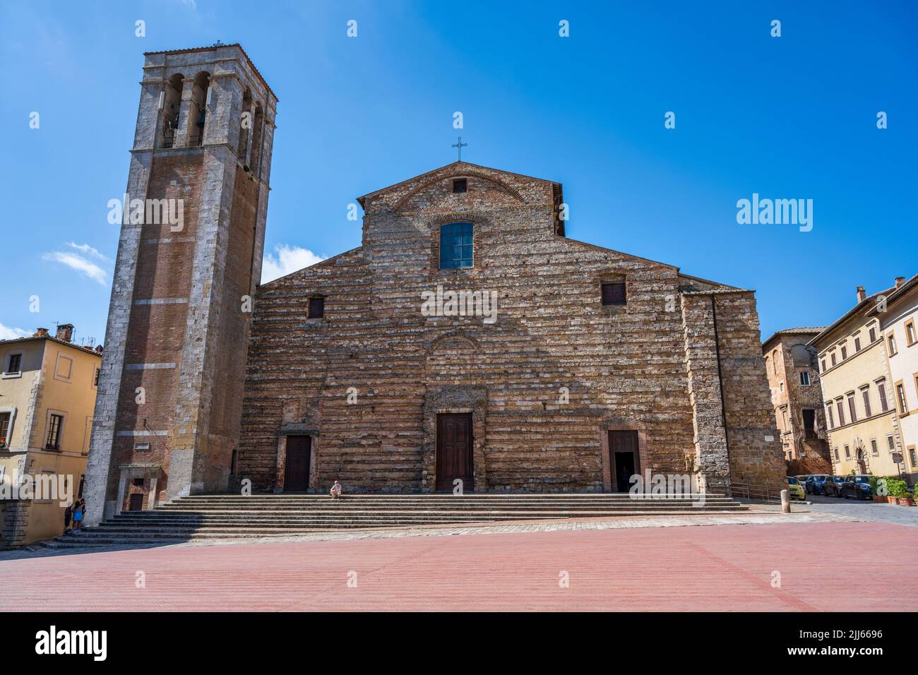 Cathédrale de Montepulciano (Duomo di Montepulciano) sur la Piazza Grande, la place principale de la ville de Montepulciano, au sommet d'une colline, en Toscane, en Italie Banque D'Images