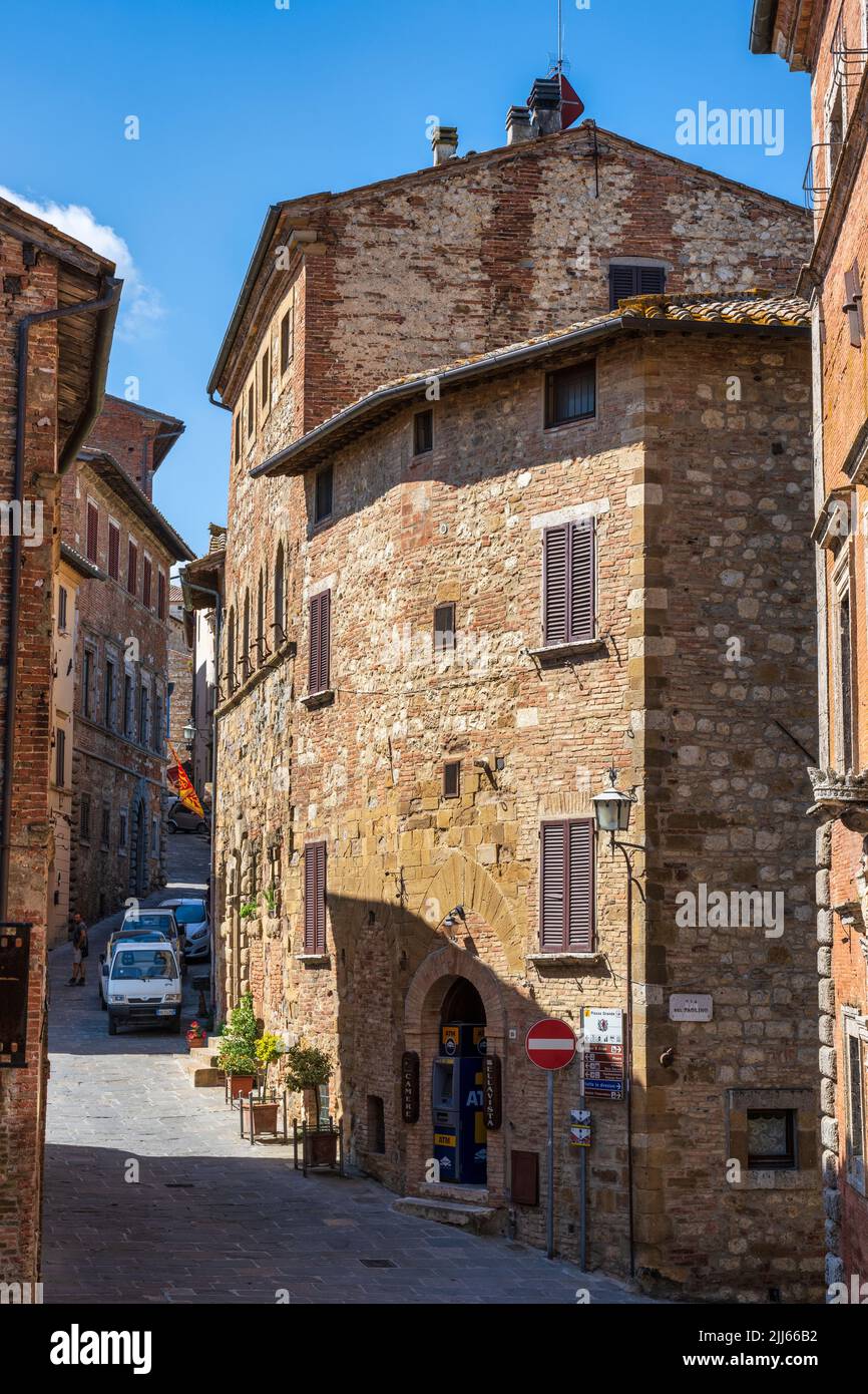 Rue étroite et sinueuse de la via Ricci avec la via del Paolino sur la droite dans la ville de Montepulciano au sommet d'une colline en Toscane, Italie Banque D'Images