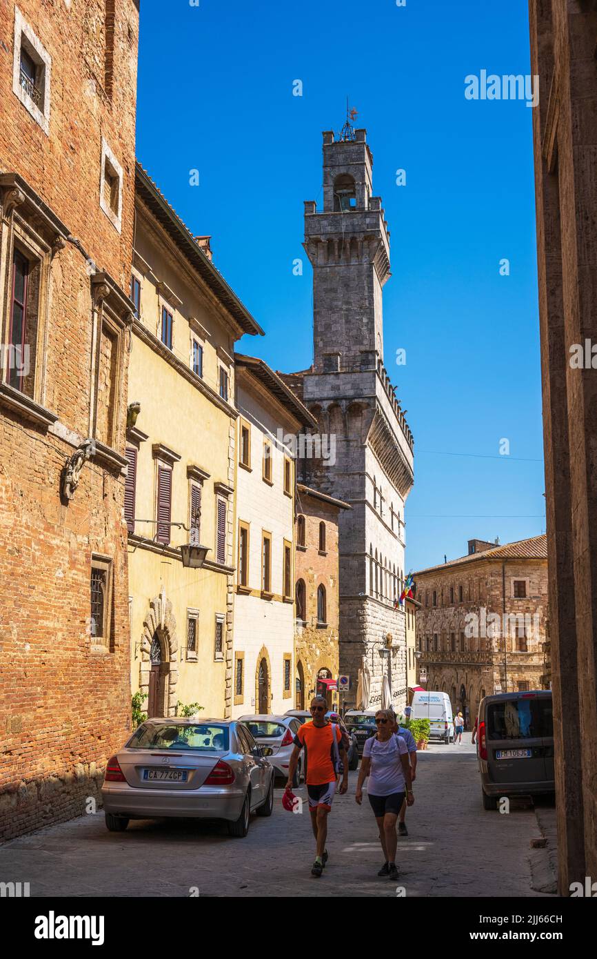 Vue sur la tour du 15th siècle du Palazzo Comunale depuis la via di San Donato dans la ville de Montepulciano, en Toscane, Italie Banque D'Images