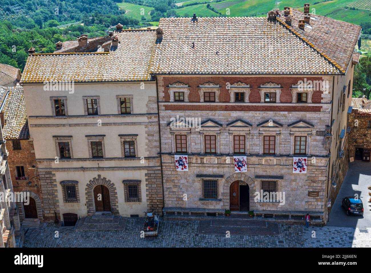 Vue imprenable sur le Palazzo Contucci sur la Piazza Grande depuis la tour du Palazzo Comunale, dans la ville de Montepulciano, en Toscane, en Italie Banque D'Images
