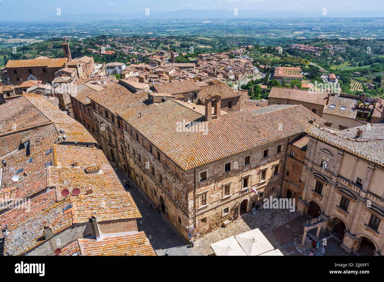 Vue sur les toits en descendant via Ricci jusqu'à la ville basse dans la ville de Montepulciano, au sommet d'une colline, en Toscane, en Italie Banque D'Images