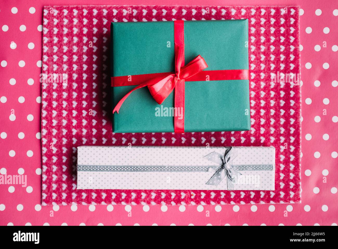 cadeau mignon pour les personnes aimées sur fond rose Banque D'Images