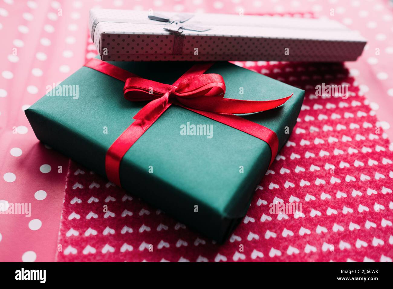 cadeau mignon pour les personnes aimées sur fond rose Banque D'Images