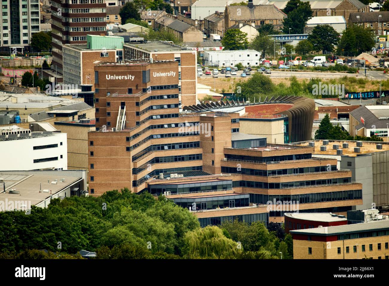 Vue sur les gratte-ciel de Huddersfield depuis la colline du château de l'université du campus de Huddersfield Banque D'Images