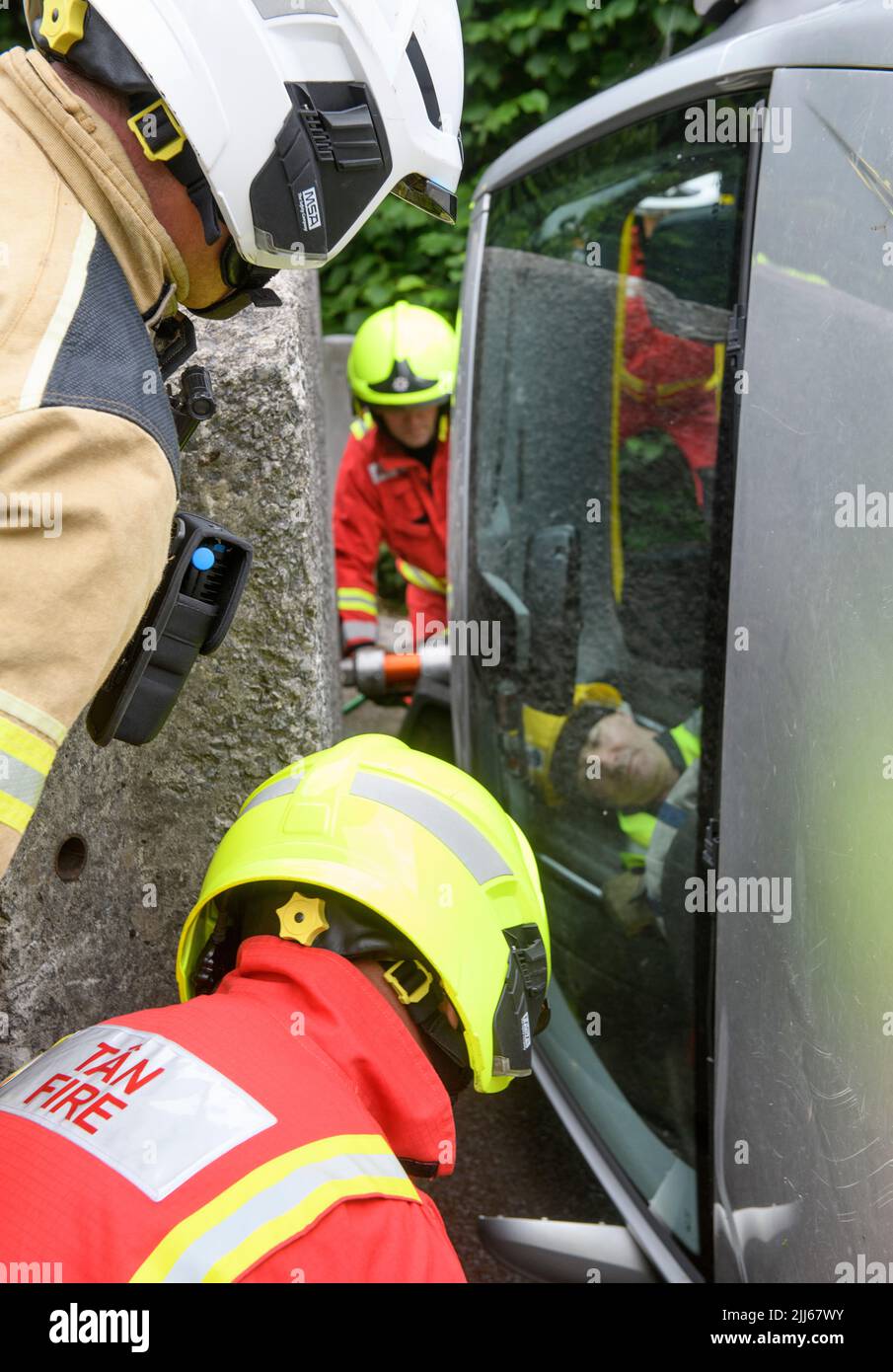 Les pompiers utilisent un équipement spécialisé pour éloigner une voiture contenant des capteurs d'une obstruction au centre de formation Cardiff Gate - les données recueillies seront c Banque D'Images