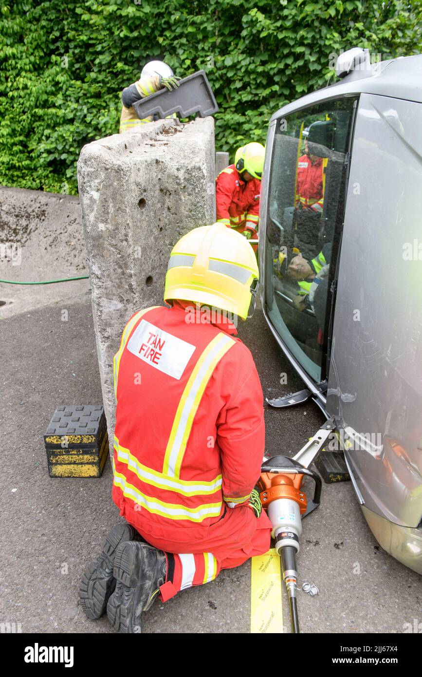 Les pompiers utilisent un équipement spécialisé pour éloigner une voiture contenant des capteurs d'une obstruction au centre de formation Cardiff Gate - les données recueillies seront c Banque D'Images
