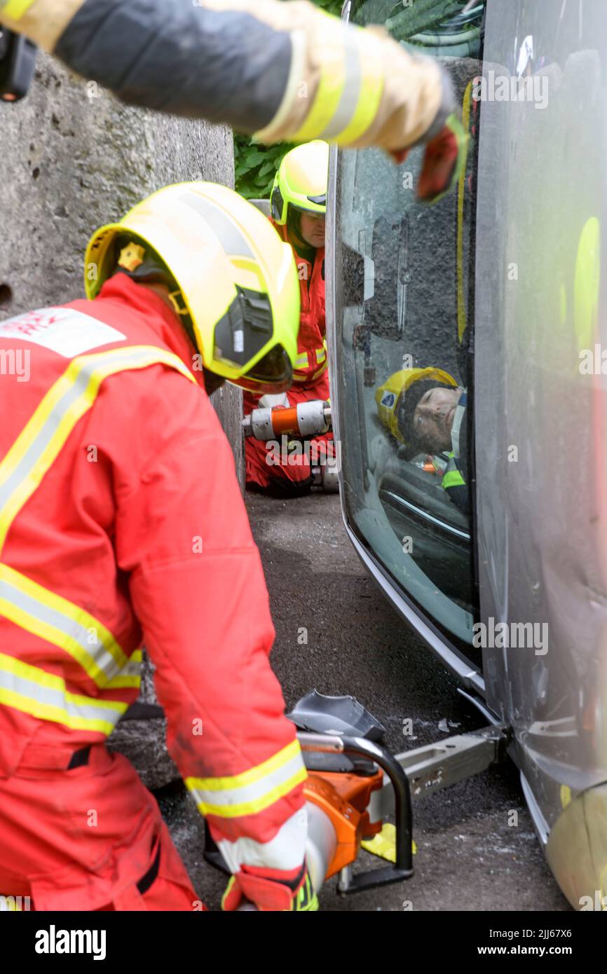 Les pompiers utilisent un équipement spécialisé pour éloigner une voiture contenant des capteurs d'une obstruction au centre de formation Cardiff Gate - les données recueillies seront c Banque D'Images