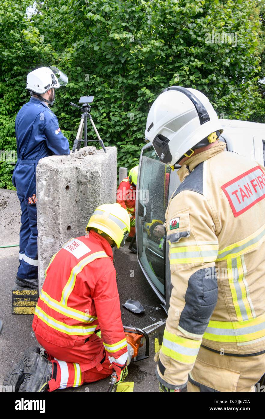 Les pompiers utilisent un équipement spécialisé pour éloigner une voiture contenant des capteurs d'une obstruction au centre de formation Cardiff Gate - les données recueillies seront c Banque D'Images