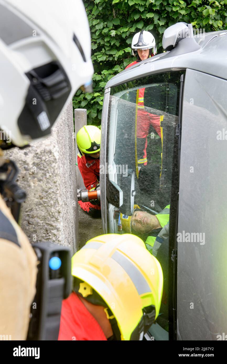 Les pompiers utilisent un équipement spécialisé pour éloigner une voiture contenant des capteurs d'une obstruction au centre de formation Cardiff Gate - les données recueillies seront c Banque D'Images