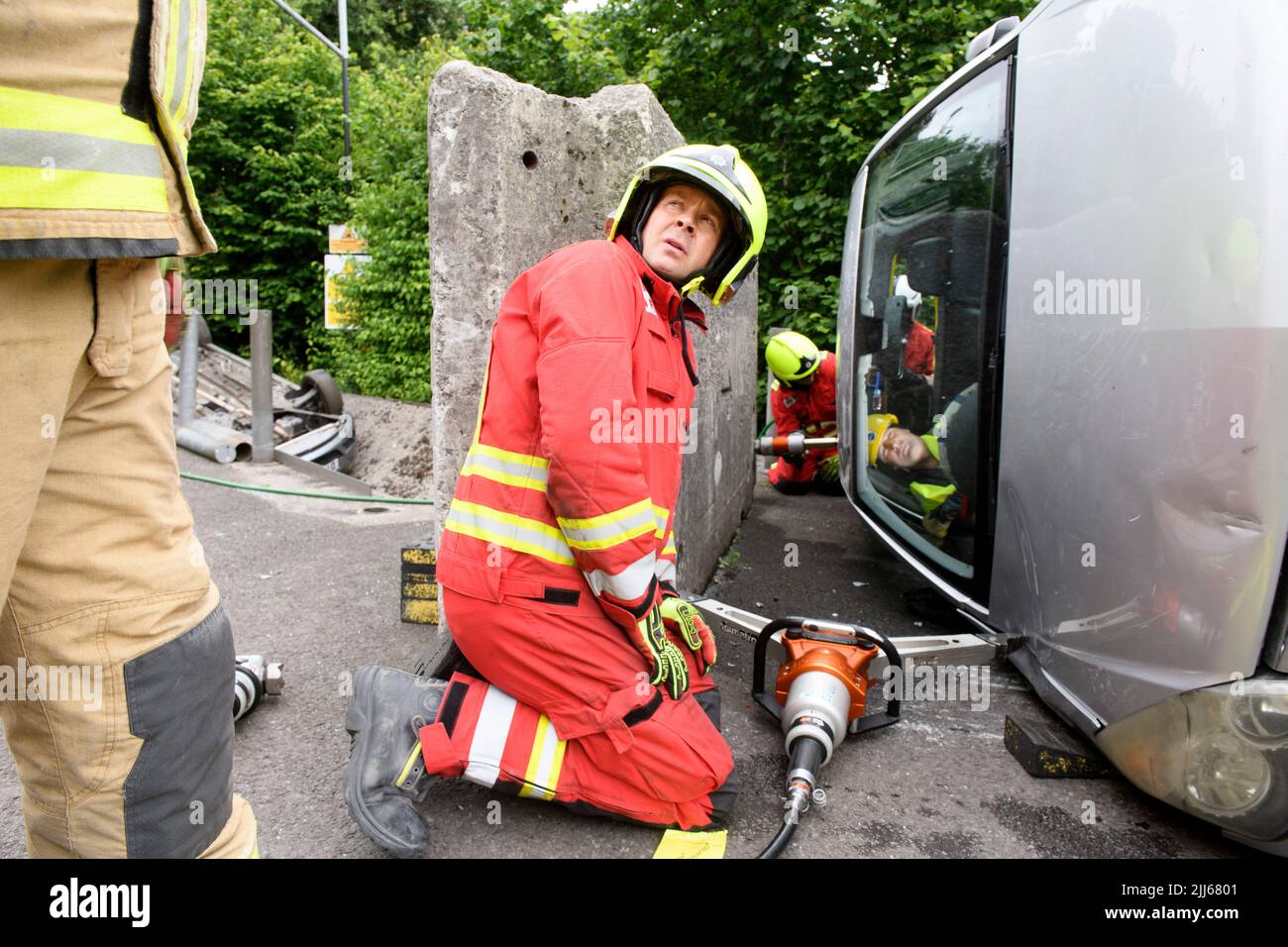Les pompiers utilisent un équipement spécialisé pour éloigner une voiture contenant des capteurs d'une obstruction au centre de formation Cardiff Gate - les données recueillies seront c Banque D'Images