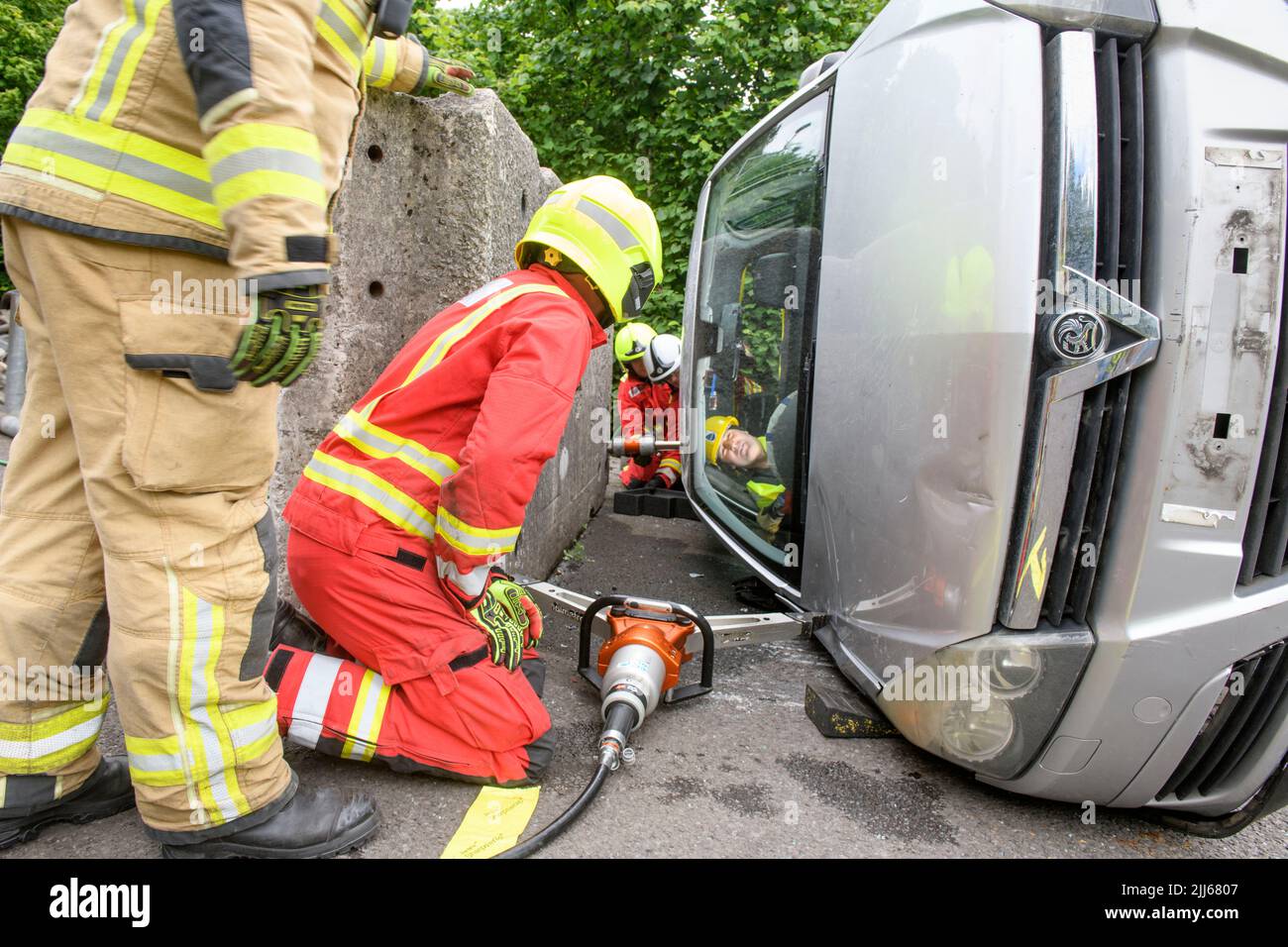 Les pompiers utilisent un équipement spécialisé pour éloigner une voiture contenant des capteurs d'une obstruction au centre de formation Cardiff Gate - les données recueillies seront c Banque D'Images