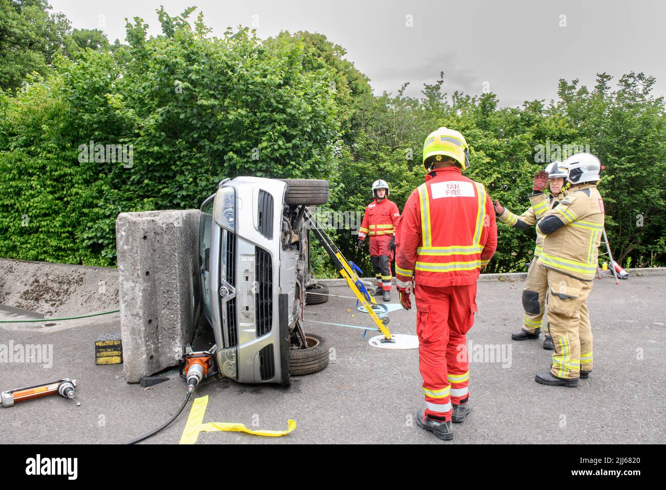 Les pompiers utilisent un équipement spécialisé pour éloigner une voiture contenant des capteurs d'une obstruction au centre de formation Cardiff Gate - les données recueillies seront c Banque D'Images