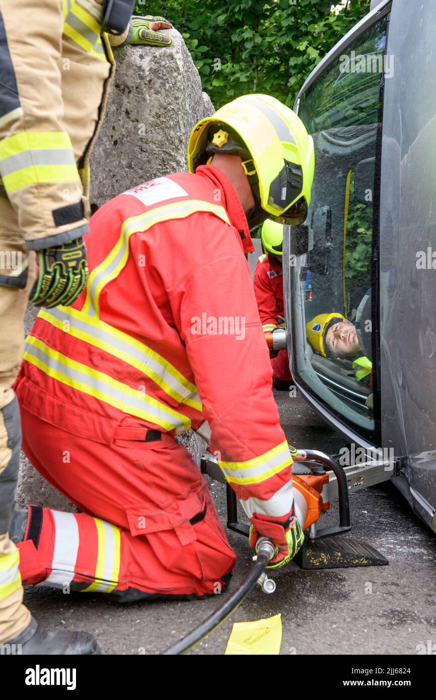 Les pompiers utilisent un équipement spécialisé pour éloigner une voiture contenant des capteurs d'une obstruction au centre de formation Cardiff Gate - les données recueillies seront c Banque D'Images