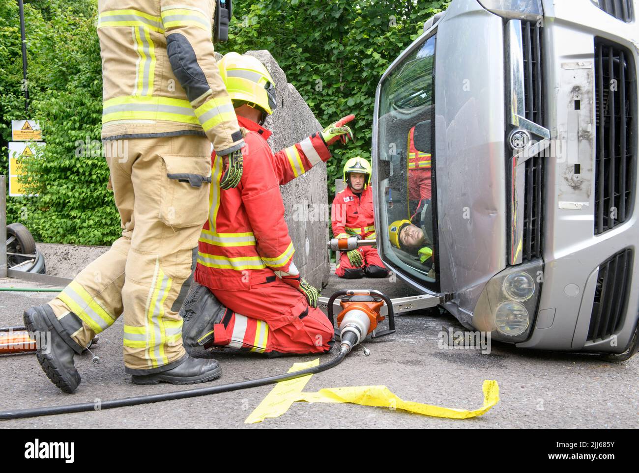 Les pompiers utilisent un équipement spécialisé pour éloigner une voiture contenant des capteurs d'une obstruction au centre de formation Cardiff Gate - les données recueillies seront c Banque D'Images