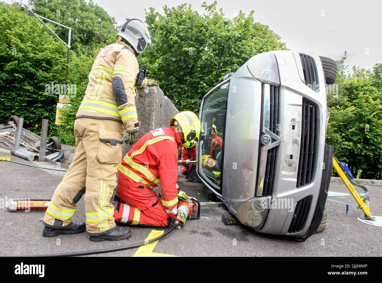 Les pompiers utilisent un équipement spécialisé pour éloigner une voiture contenant des capteurs d'une obstruction au centre de formation Cardiff Gate - les données recueillies seront c Banque D'Images