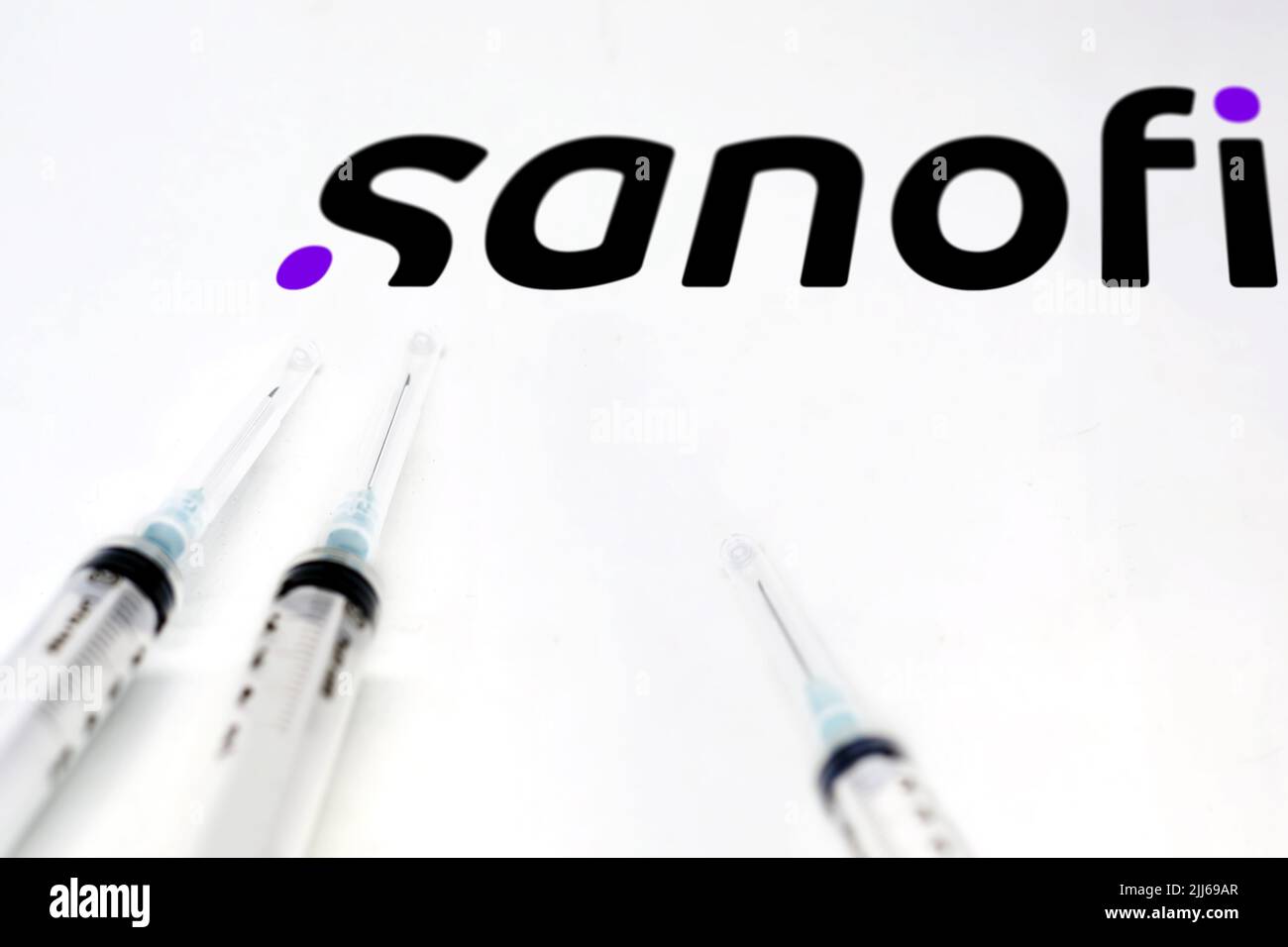 Paris, France, juillet 2022 : deux seringues sur une surface blanche avec le logo Sanofi en arrière-plan. Sanofi est une multinationale pharmaceutique française et Banque D'Images