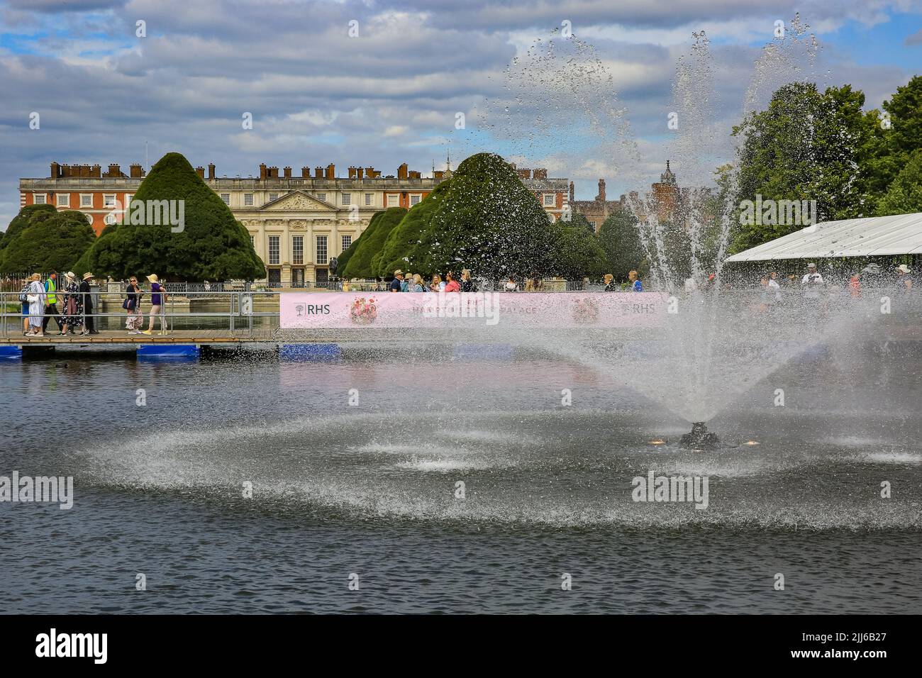 Vue sur le lac de Hampton court Palace, Festival du jardin de Hampton court Palace (anciennement le spectacle de fleurs de Hampton court), Richmond, Royaume-Uni Banque D'Images