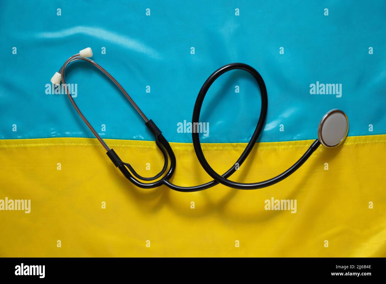 Le stéthoscope se trouve sur le drapeau national de l'Ukraine jaune-bleu, la loi martiale en Ukraine, les soins médicaux dans la guerre Banque D'Images