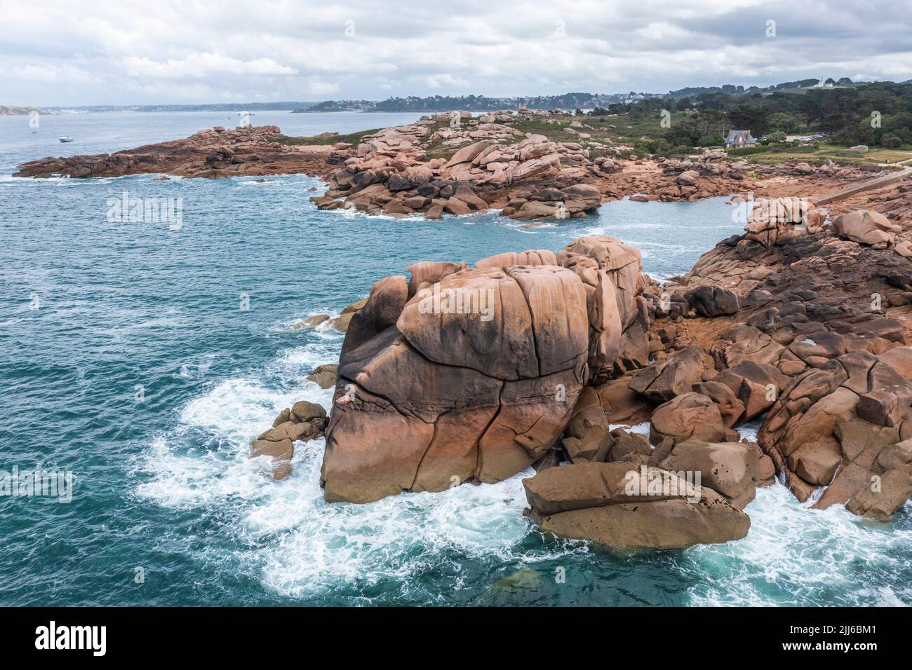 Paysage de la côte de granit rouge en France. Banque D'Images