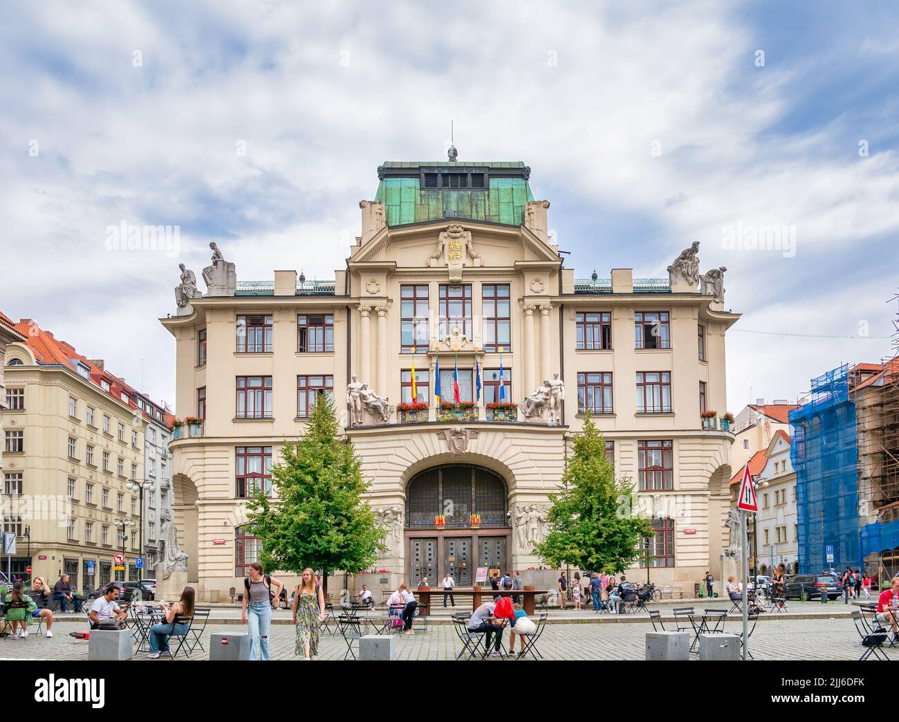 Prague, République tchèque - juin 2022 : nouvel hôtel de ville de Prague dans le centre de la vieille ville Banque D'Images