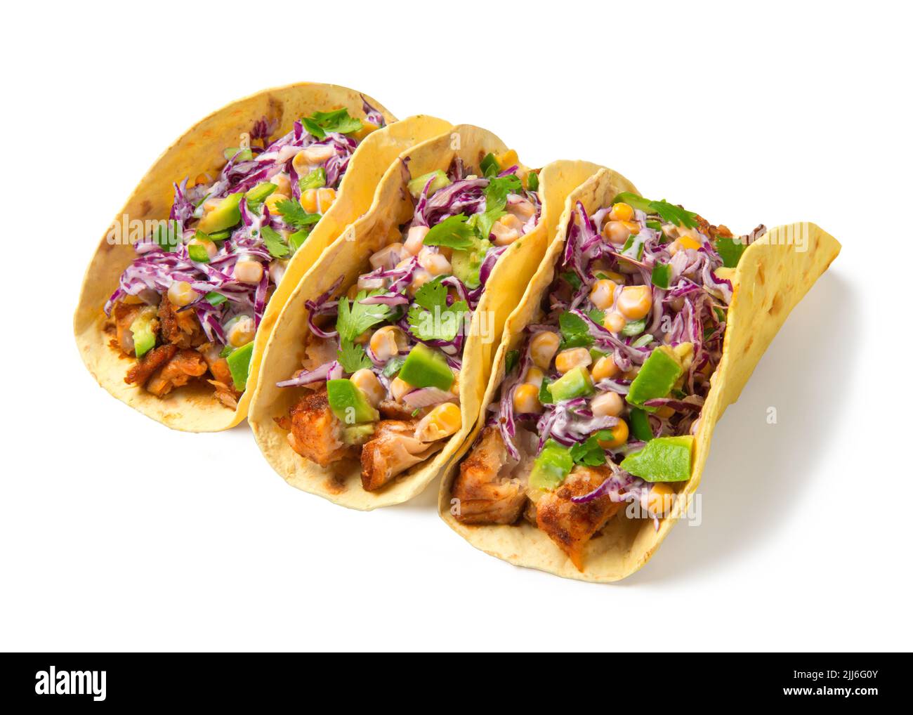 Tacos de poisson avec avocat, chou pourpre, maïs et chaux isolés sur fond blanc. Banque D'Images