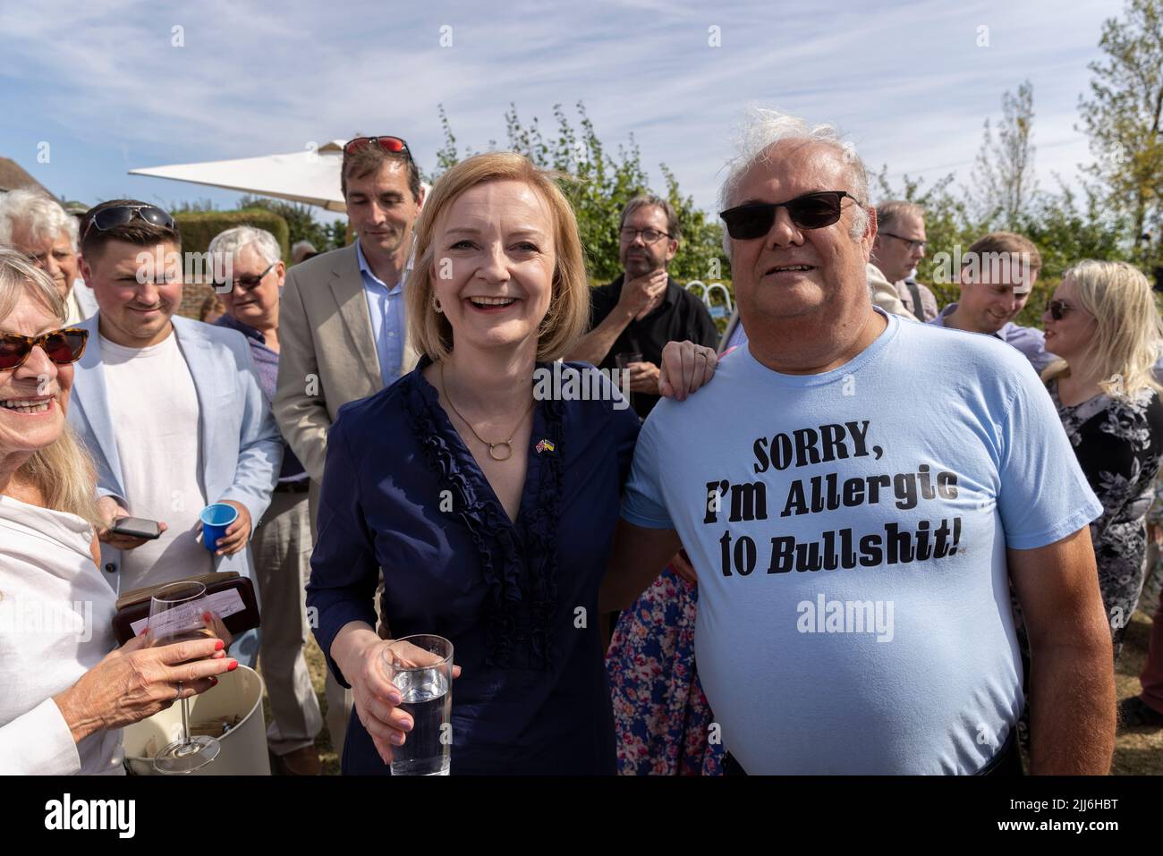 Liz Truss, secrétaire aux Affaires étrangères et candidat à la direction du Parti conservateur, rencontre des membres du Parti conservateur dans le village de Marden, Kent, au Royaume-Uni Banque D'Images