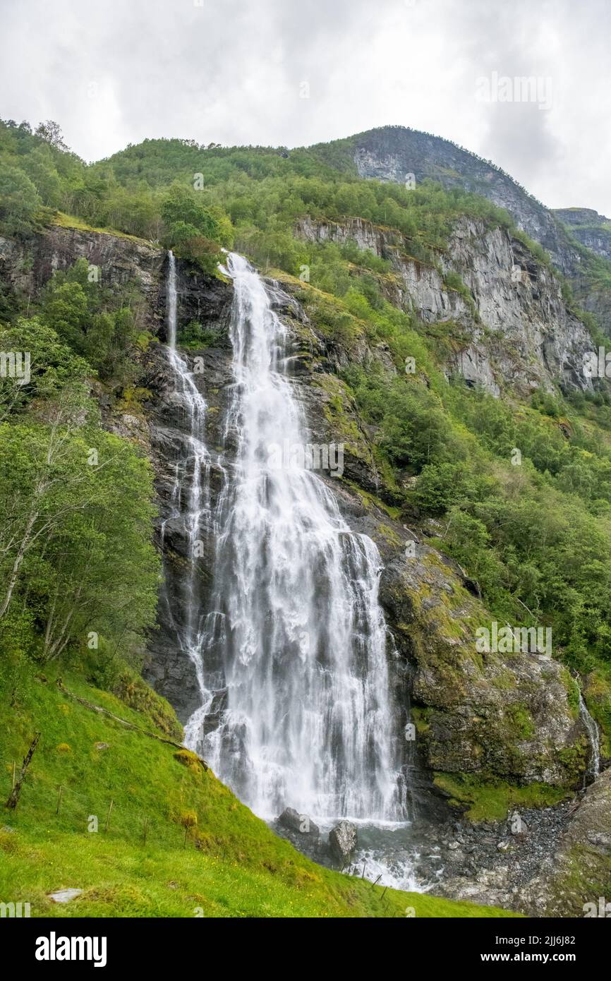 Touristes à la cascade de Brekkefossen, près de Flam en Norvège Banque D'Images