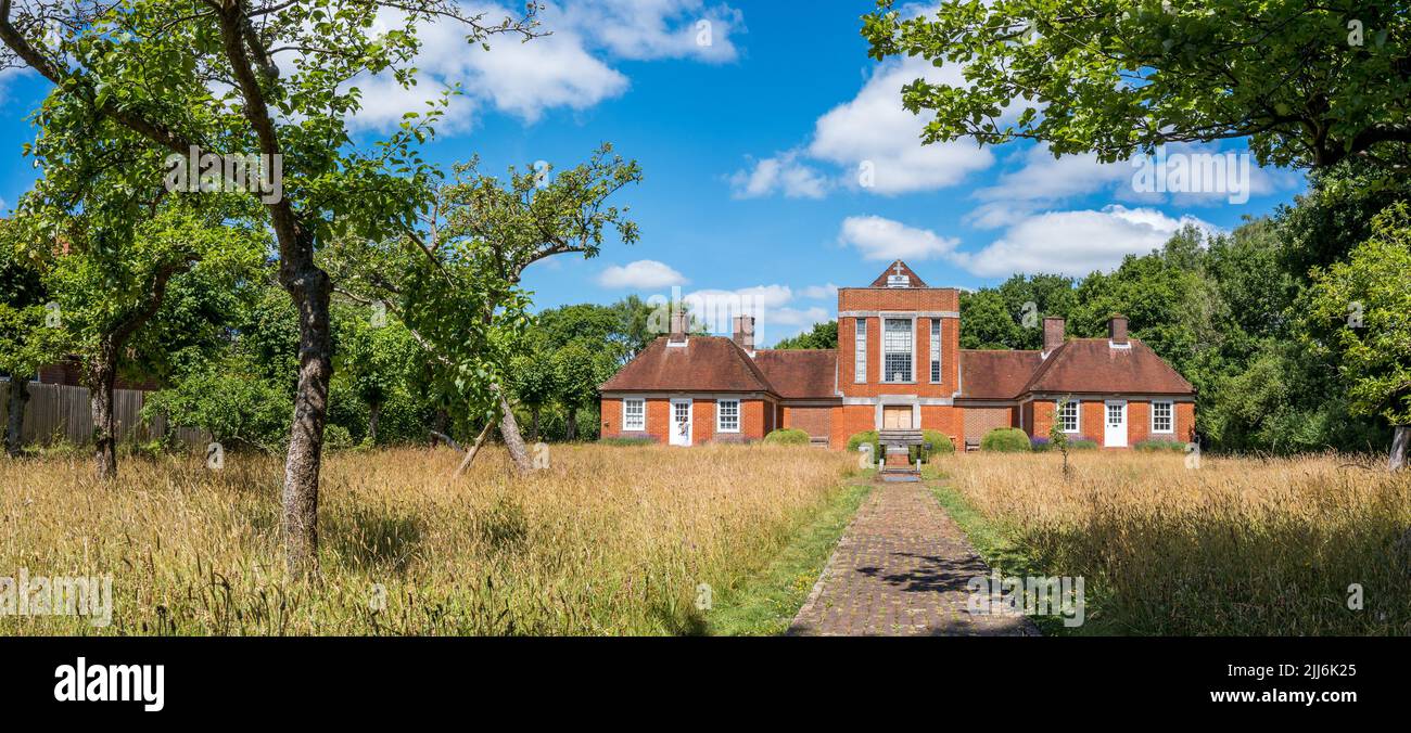 Chapelle Sandham Memorial à Burghclere, Hampshire, un bâtiment en brique rouge abritant les peintures de l'artiste renommé de la première guerre mondiale Stanley Spencer. Banque D'Images