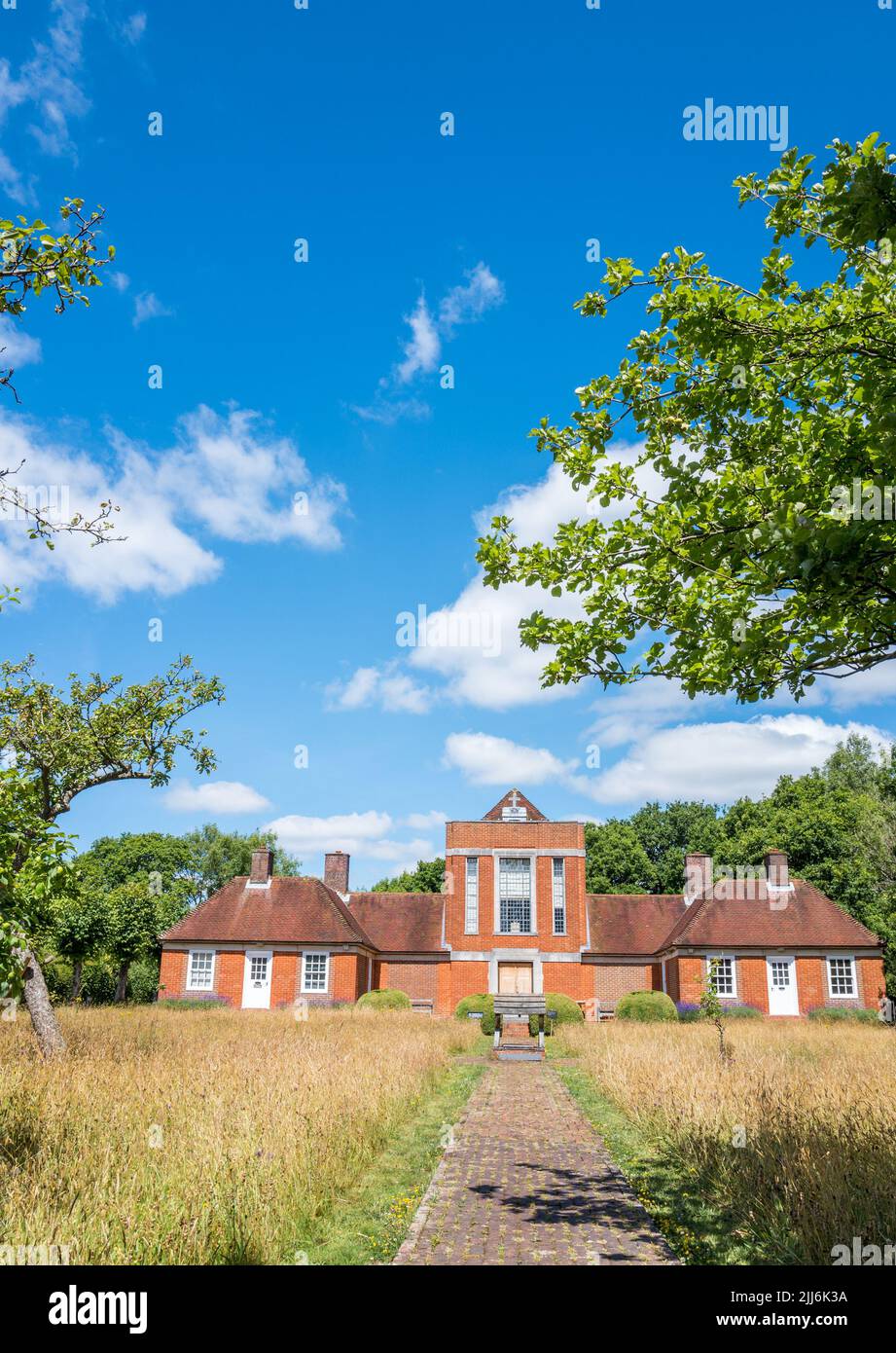 Chapelle Sandham Memorial à Burghclere, Hampshire, un bâtiment en brique rouge abritant les peintures de l'artiste renommé de la première guerre mondiale Stanley Spencer. Banque D'Images