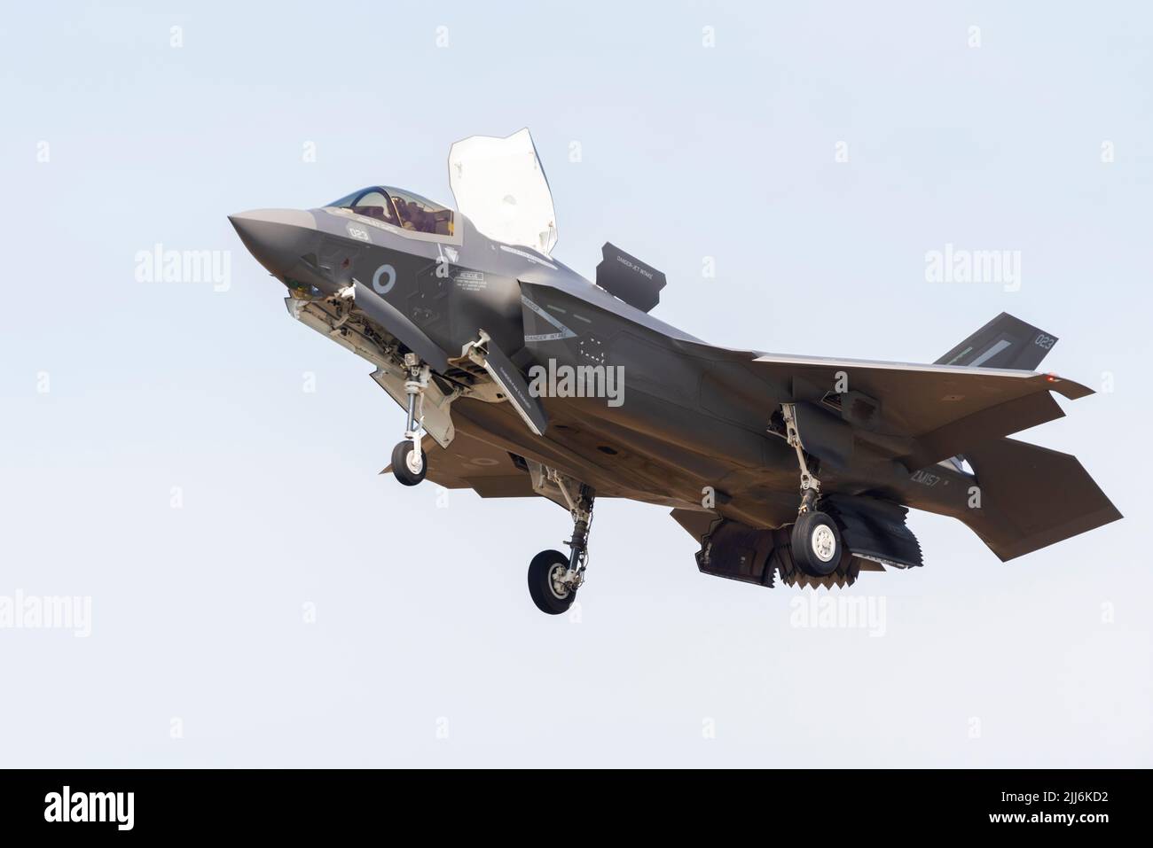 RAF Lockheed Martin F-35B Lightning II au Royal International Air Tattoo, salon RIAT, RAF Fairford, Gloucestershire, Royaume-Uni. Planant avec les portes Banque D'Images