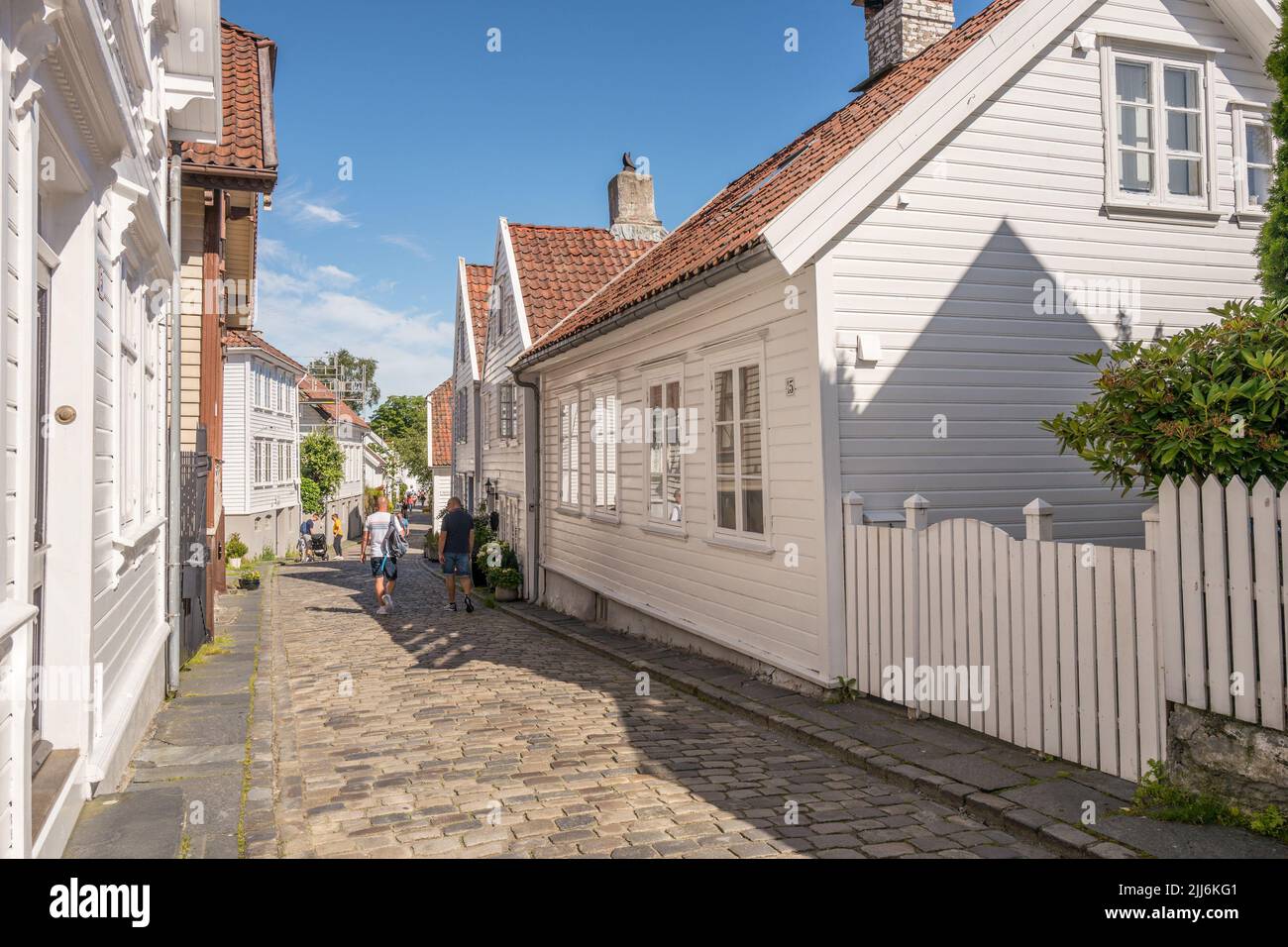 Le bois peint blanc norvégien traditionnel construit des logements dans l'ancien secteur ou Stavanger, Norvège Banque D'Images