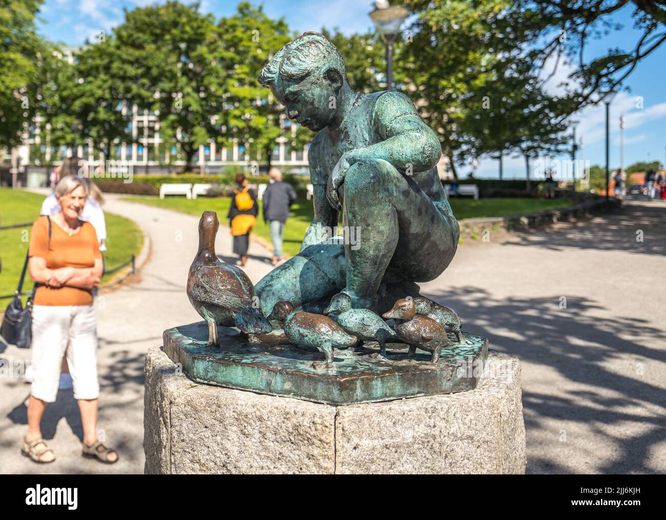 Boy & Ducks, statue en bronze, lac Breiavatnet, Stavanger City, Comté de Ragoland, Norvège Banque D'Images