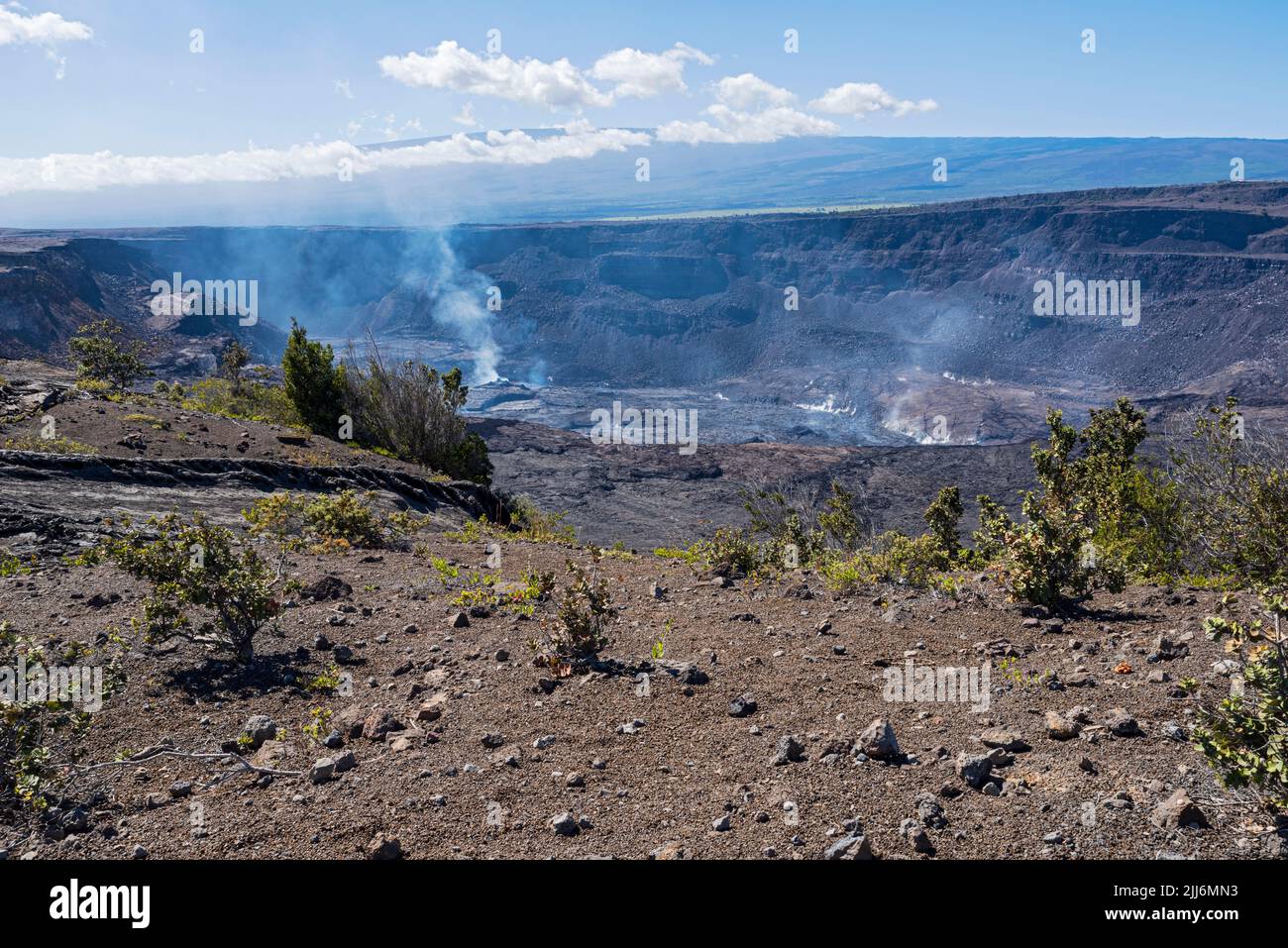 cratère de halema'uma'u du volcan kilauea émettant du gaz dans le parc national des volcans d'hawaï Banque D'Images