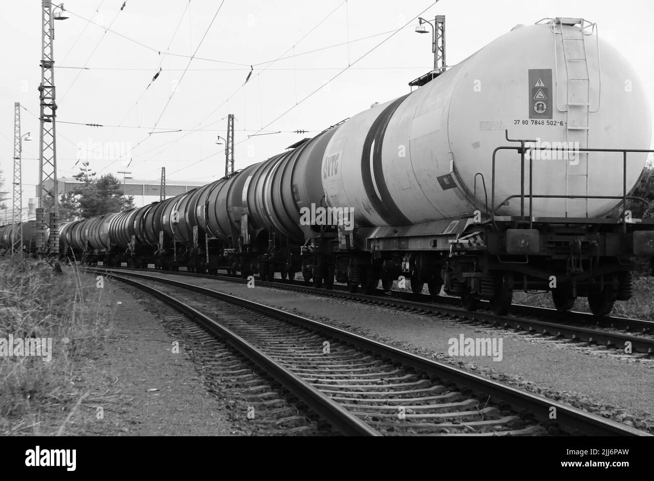 Vue en niveaux de gris du train de marchandises avec les wagons-citernes à huile Banque D'Images